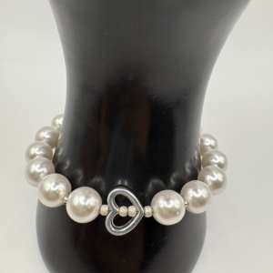 silver heart pearl bracelet (clasp)
